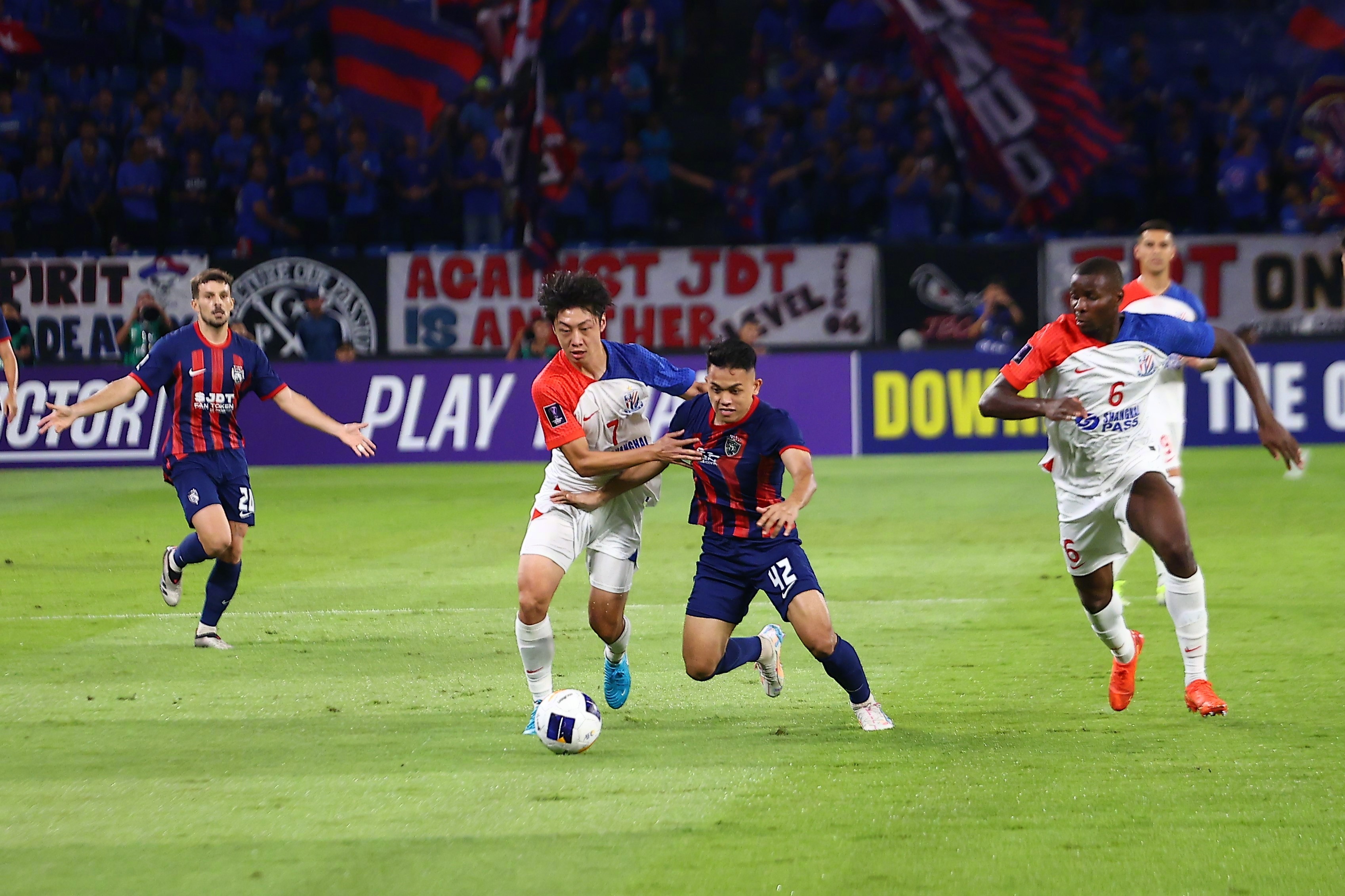 包含亚眠队在法甲比赛中大放异彩，进取心满满的词条